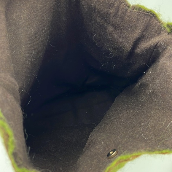 Gorgeous Green Felted Tote bag with Brown Swirl Pattern - Picture 3 of 8